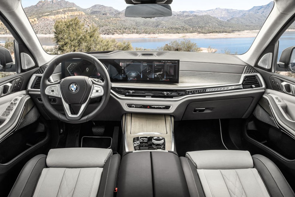 Novo BMW X7 agora tem faróis e grade polêmicos; SUV chega ao