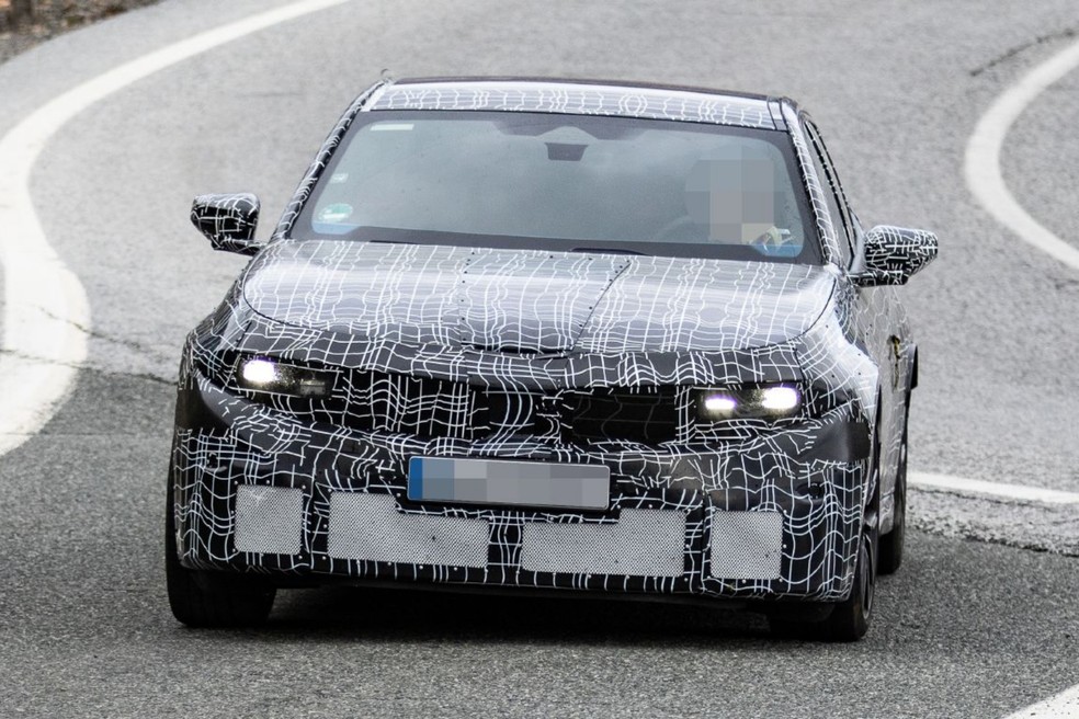 Novo BMW Série 3 terá dianteira com design mais agressivo e grade característica — Foto: Reprodução/Motor.es