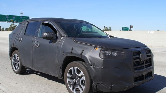 Novo Toyota RAV4 já é testado com a plataforma do Prius