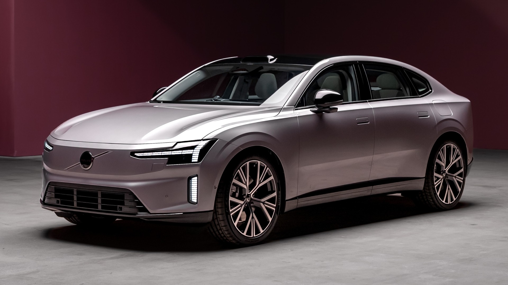 Volvo ES90 é sedã elétrico com jeitão de fastback que roda até 700 km