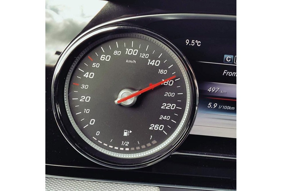 A 180 km/h em uma tarde qualquer e sem problemas com a lei (Foto: Ulisses Cavalcante) — Foto: Auto Esporte