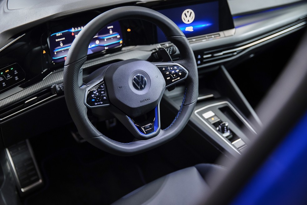 O interior tem acabamentos com simulação de fibra de carbono, volante multifuncional e alavanca de câmbio igual a Porsche — Foto: Divulgação