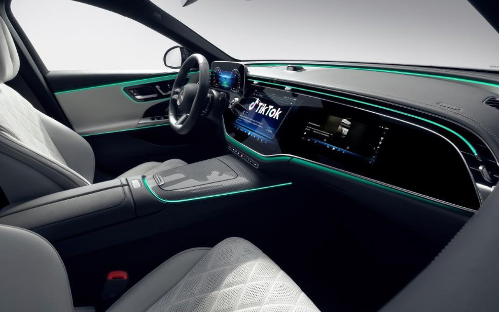 Interior do Mercedes-Benz Classe E tem tela exclusiva para passageiro do banco dianteiro — Foto: Divulgação