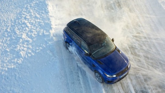 Agora é possível testar os carros da Jaguar Land Rover em uma pista de gelo