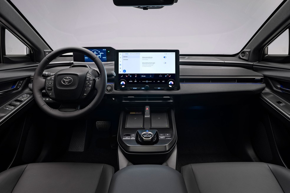 Toyota bz4X tem painel projetado, em posição onde costuma ser o head-up display — Foto: Divulgação