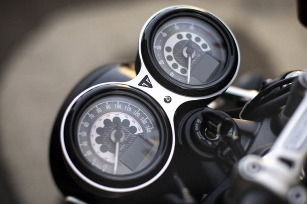 Painel clássico tem ponteiros analógicos de velocímetro e tacômetro e displays digitais (Foto: Divulgação) — Foto: Auto Esporte
