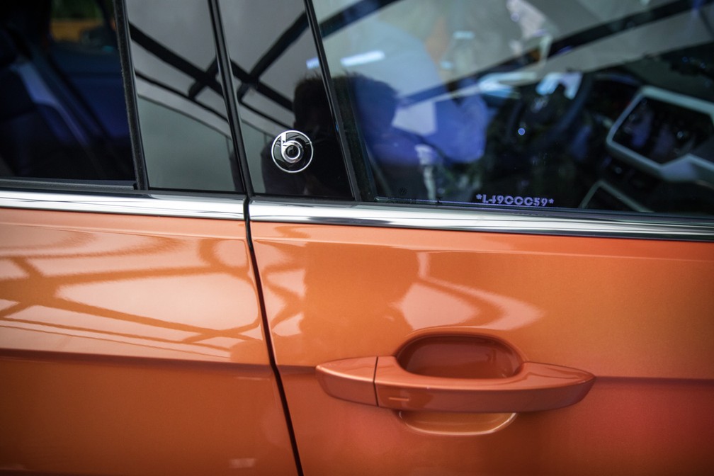 Detalhes da lateral do novo Volkswagen T-Cross — Foto: Fábio Tito/G1