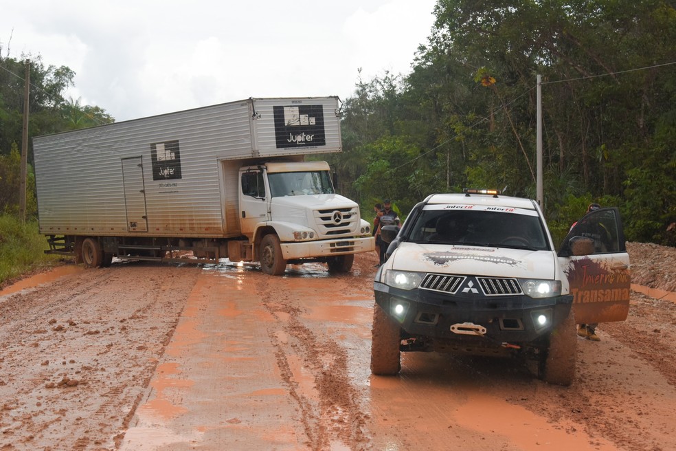 Inverno na Transamazônica com sua a Mitsubishi L200 2012 desatolando caminhões na BR-319 — Foto: Murilo Góes/Auto News Brasil