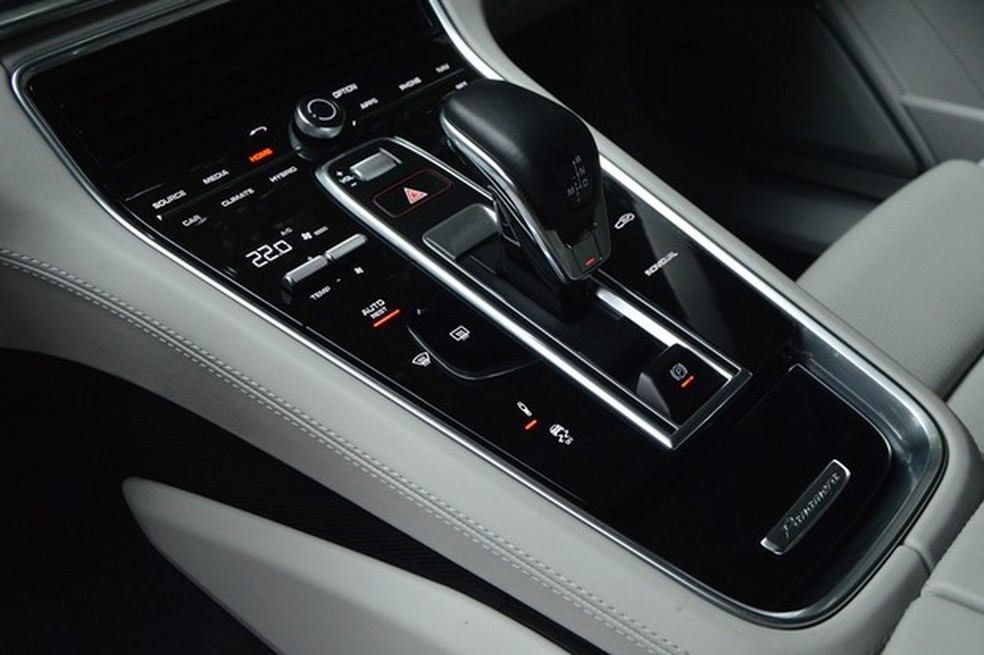 Câmbio é automático de drupla embreagem com 8 marchas (Foto: André Schaun/Auto News Brasil ) — Foto: Auto Esporte