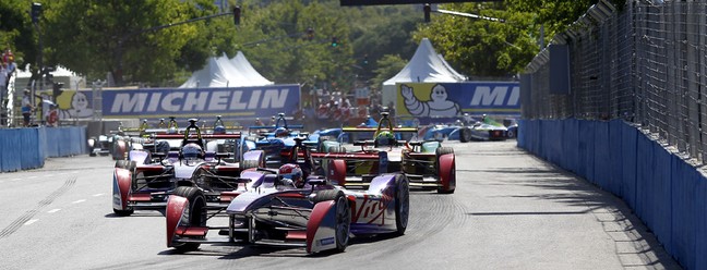 Primeira curva depois da largada da quarta etapa do ePrix de Formula E, em Buenos Aires