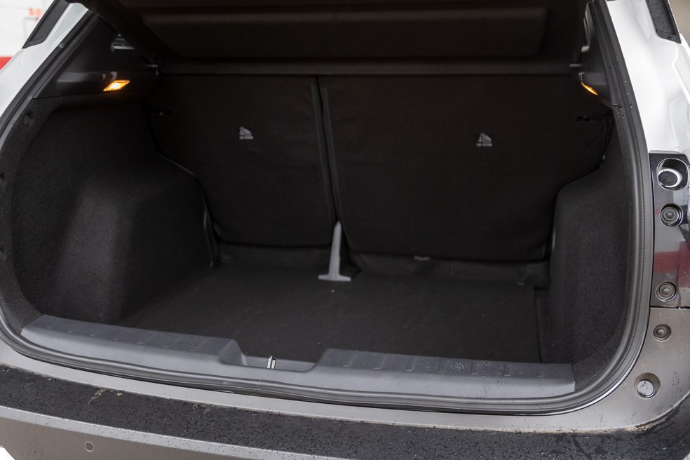 Porta-malas do Nissan Kicks, que já era bom, cresceu para 470 litros — Foto: Renato Durães/Auto News Brasil