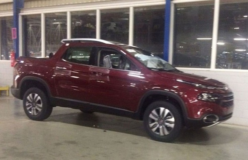 Lateral da Fiat Toro é flagrada na fábrica de Goiana, em Pernambuco (Foto: Reprodução) — Foto: Auto Esporte