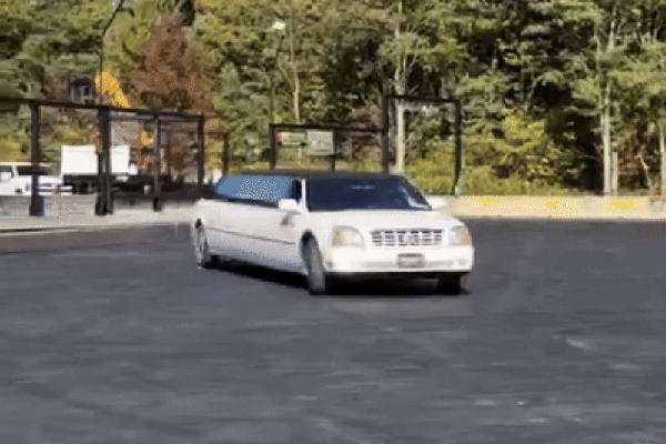 Limusine de mais de seis metros de comprimento também foi usada para testar bandeja automotiva para drift — Foto: Reprodução/Instagram
