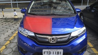 Capô do Honda Fit foi pintado com a cor vermelho luminoso