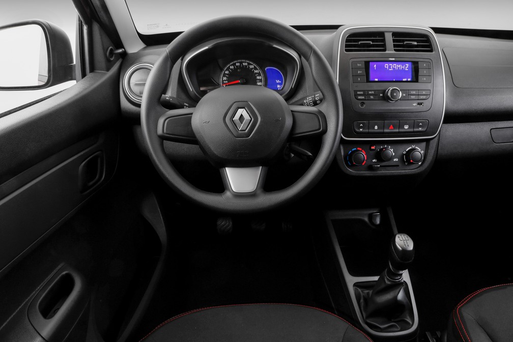 Interior do Renault Kwid Zen não tem o mesmo acabamento do topo de linha Intense — Foto: Divulgação