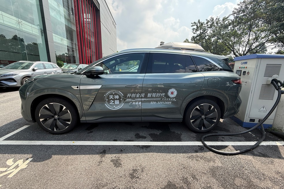 BYD Tan L tem uma série de sensores e câmeras para o sistema ADAS — Foto: André Paixão/Auto News Brasil