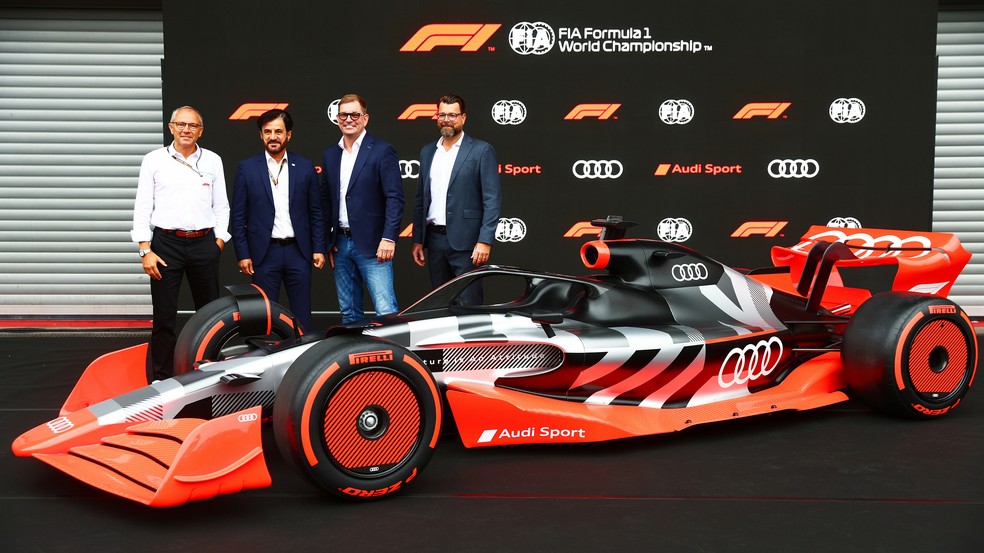 Stefano Domenicali, Mohammed ben Sulayem, Markus Duesmann e Oliver Hoffmann se reunem em Spa-Francorchamps — Foto: Divulgação