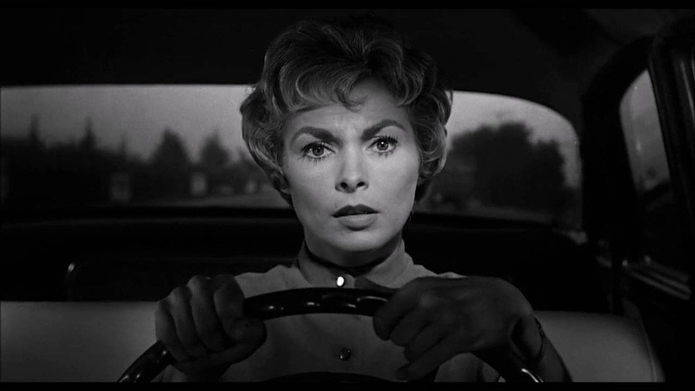 Marion Crane guia o Ford Custom 300 rumo ao seu destino final em "Psicose" — Foto: Reprodução