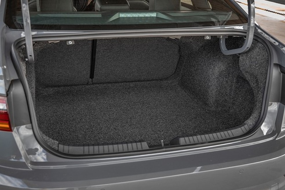 Porta-malas carrega 510 litros, 172 l a mais que o do Golf (Foto: Marcos Camargo/Auto News Brasil) — Foto: Auto Esporte
