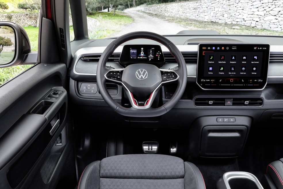 Volkswagen ID.Buzz GTX tem detalhes vermelhos na cabine — Foto: Divulgação