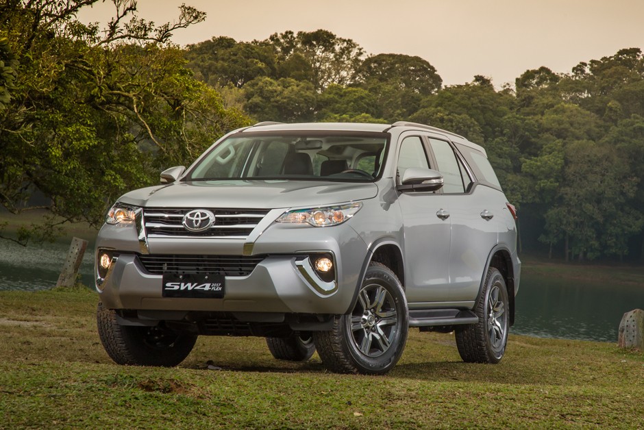 Toyota Hilux e SW4 ganham motor flex no Brasil