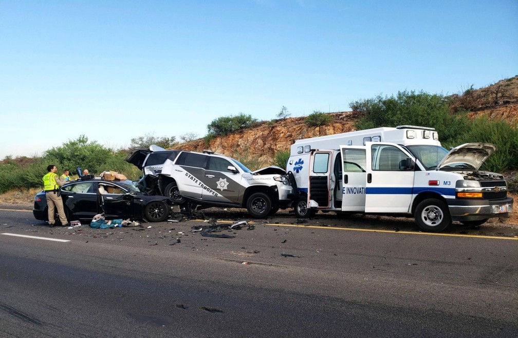 Tesla bateu em carro de polícia e ambulância; motorista diz que Autopilot estava ativado — Foto: Department of Public Safety Arizona