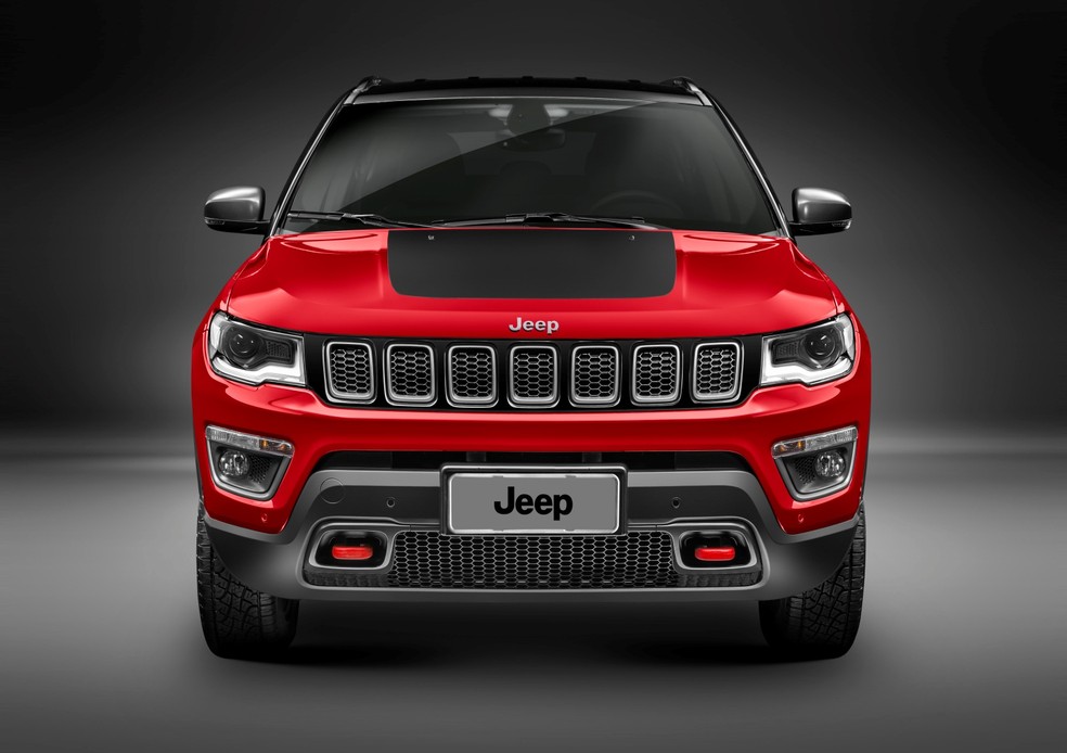 Jeep Compass Trailhawk 2021 tem adesivo no capô — Foto: Divulgação