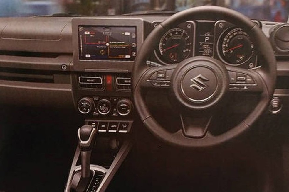 Painel do Jimny investe em modernidades como central multimídia, ar digital e volante multifuncional (Foto: Reprodução) — Foto: Auto Esporte