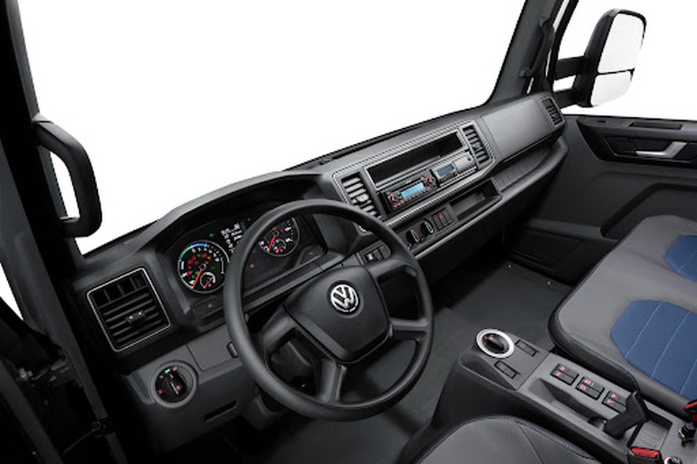 O interior é muito parecido com o de carros de passeio: o painel de instrumentos veio da antiga geração do e-Golf — Foto: Divulgação 