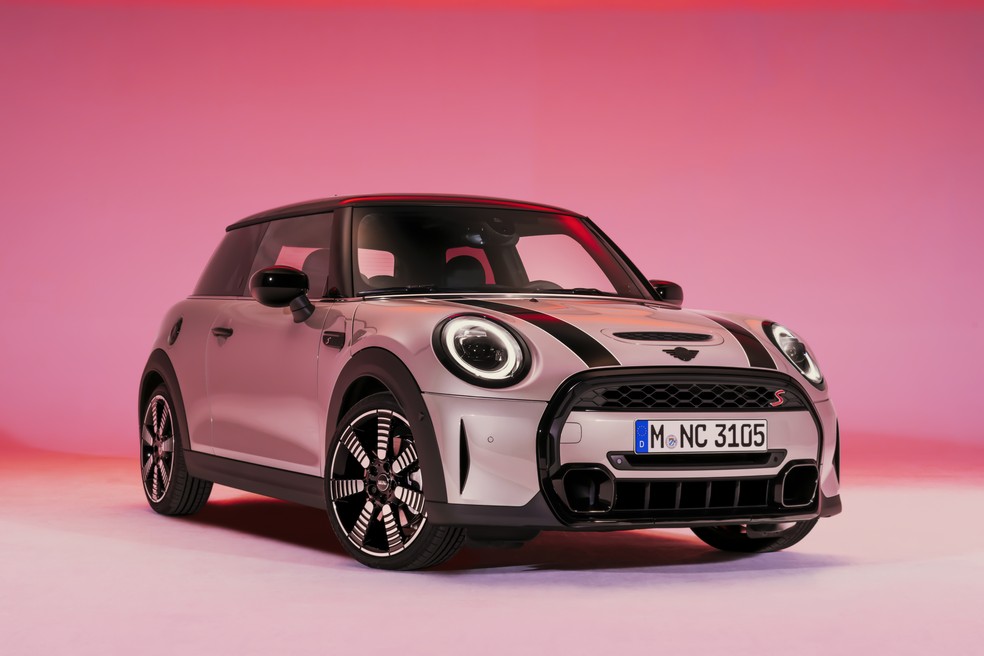 Por conta da diferença de comprimento, a Mini considera as versões com três e cinco portas do Exclusive como carrocerias distintas — Foto: Divulgação