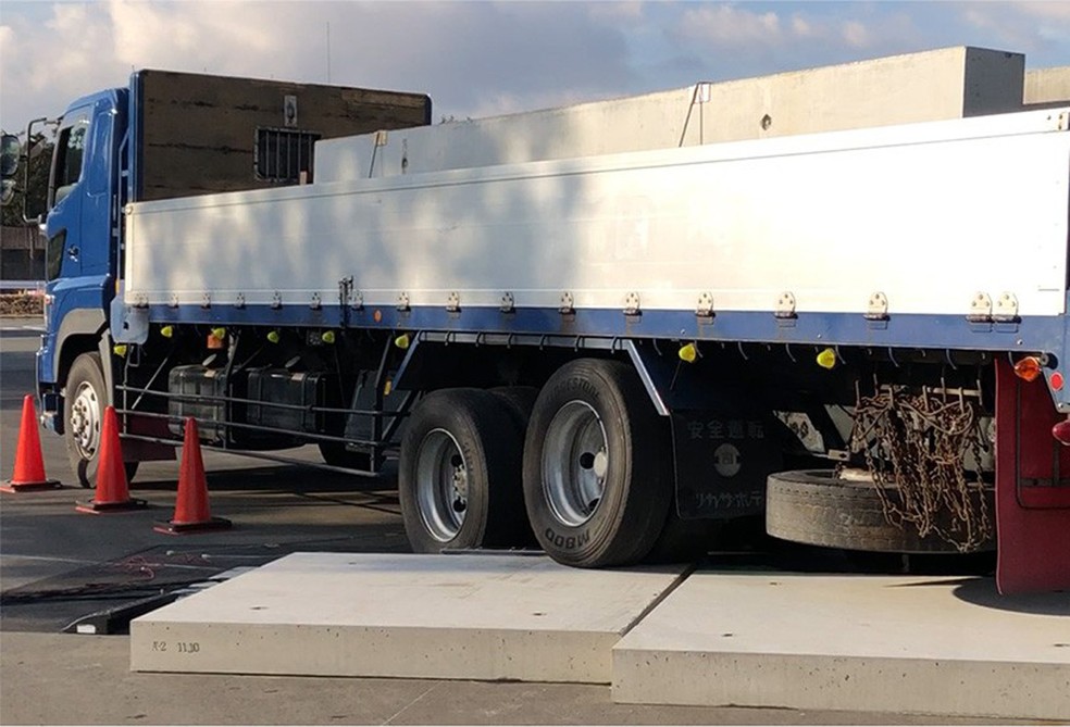 Meio-fio oco fio testado com carga de um caminhão  — Foto: Divulgação