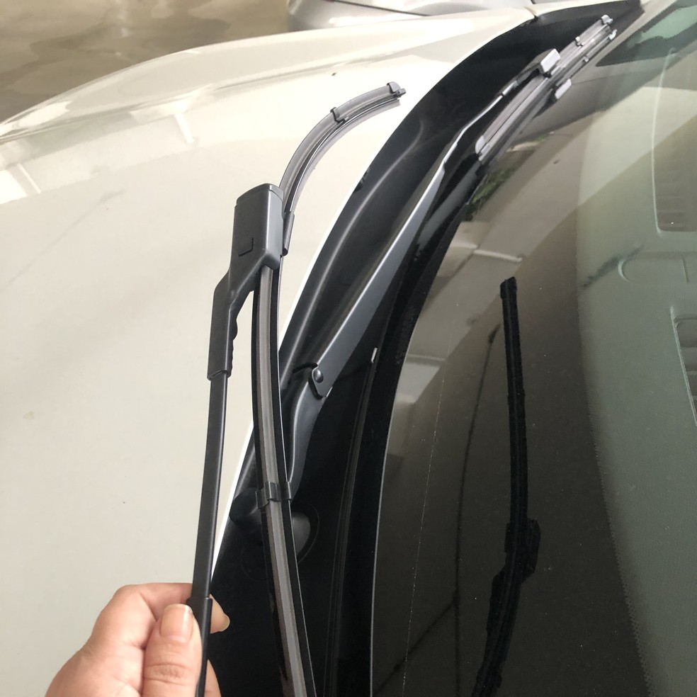 Em muitos carros modernos não é possível erguer os braços dos limpadores sem colocá-los em "modo de serviço/manutenção" — Foto: Auto News Brasil