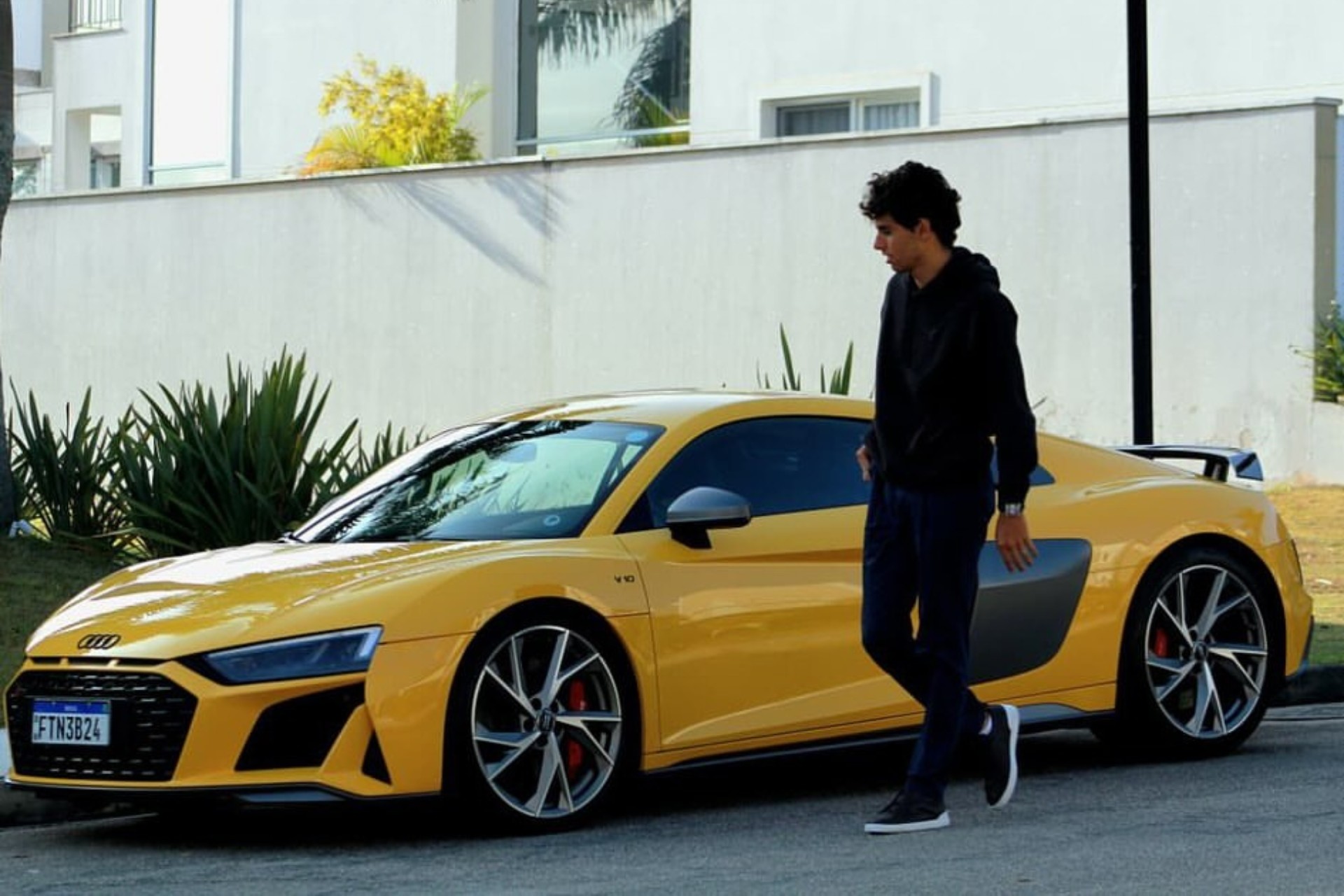 Gabriel Bortoleto curte férias da F1 no Brasil com Audi R8