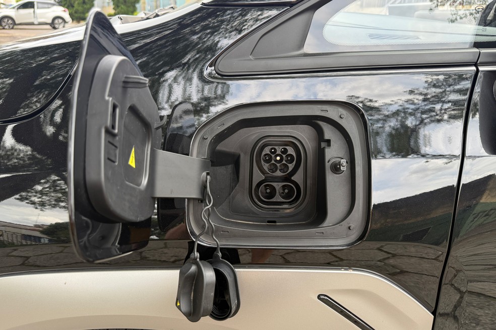 GAC Aion Y aceita recargas a até 75 kW, velocidade baixa em relação ao mercado — Foto: André Paixão/Auto News Brasil