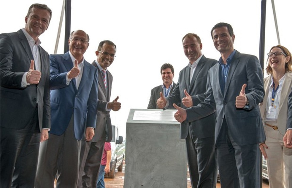 Cerimônia da construção da fábrica de automóveis da Mercedes-Benz  (Foto: Divulgação) — Foto: Auto Esporte