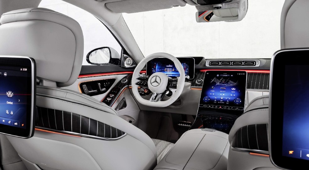 Cabine do Mercedes-AMG S63 E-Performance é luxuosa e tem estofamento, costura, assentos e volante especiais — Foto: Divulgação