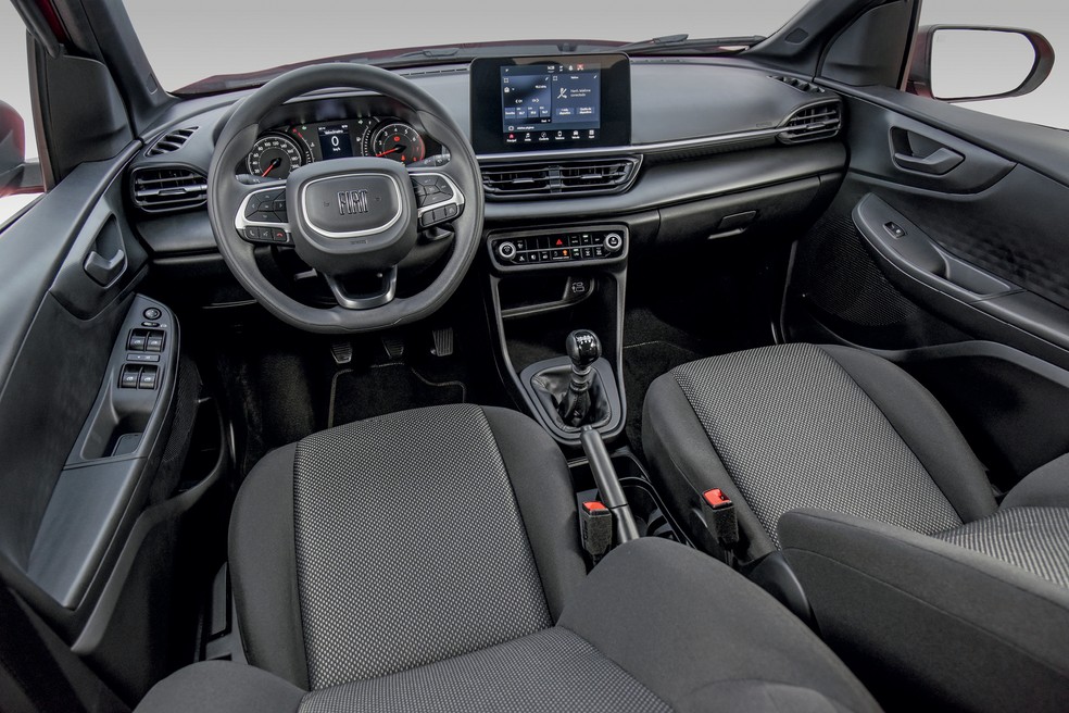 Fiat Pulse Drive MT tem acabamento simples e multimídia de 8,4 polegadas — Foto: Murilo Góes/Auto News Brasil