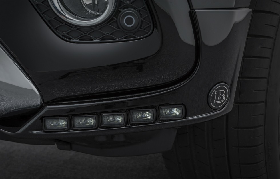 Detalhe do farol de LED no para-choque dianteiro