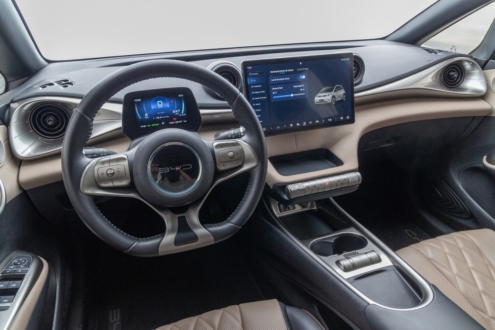 BYD Dolphin GS não tem design minimalista e há bastante material macio ao toque — Foto: Renato Durães/Auto News Brasil