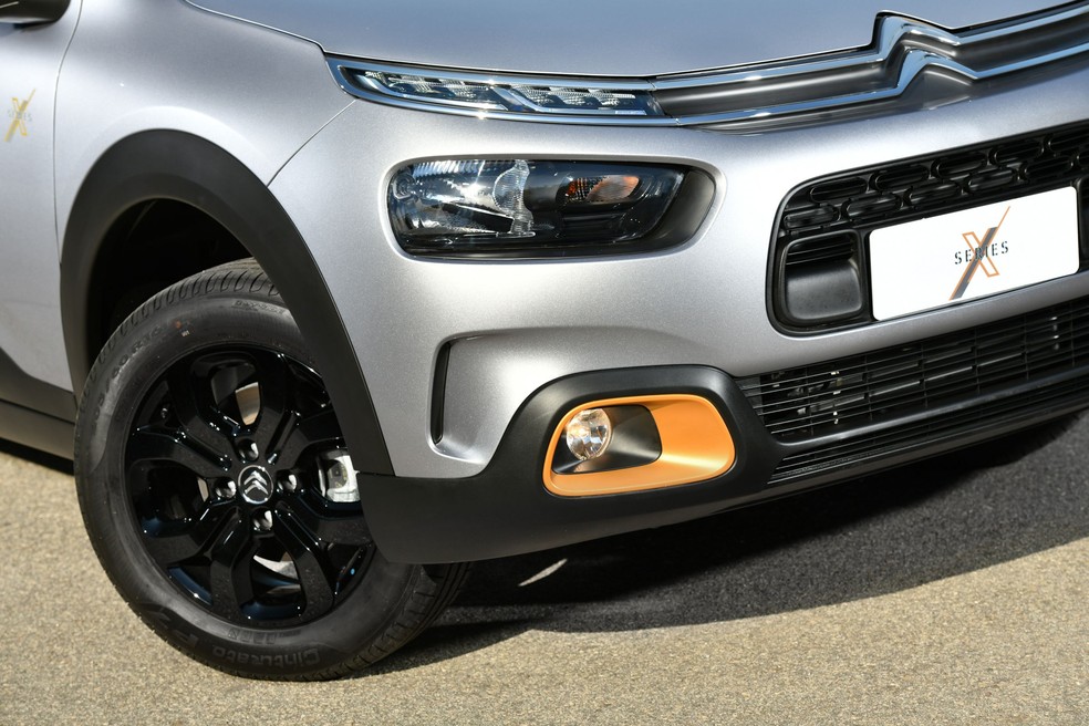 Detalhe da moldura na cor bronze na dianteira do Citroën C4 Cactus X-Series — Foto: Divulgação