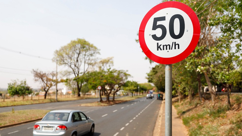 Limites de velocidades das vias variam muito no Brasil — Foto: Foto: Reprodução