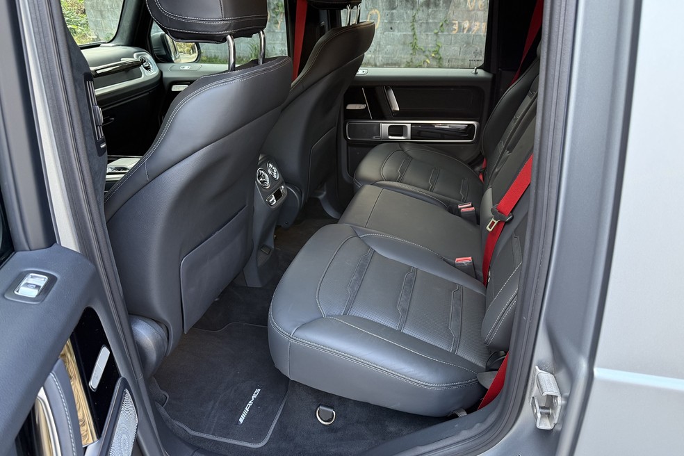 Acesso é fácil, mas sua cabine não é tão generosa quanto aparenta pelo lado de fora — Foto: Cauê Lira/Auto News Brasil