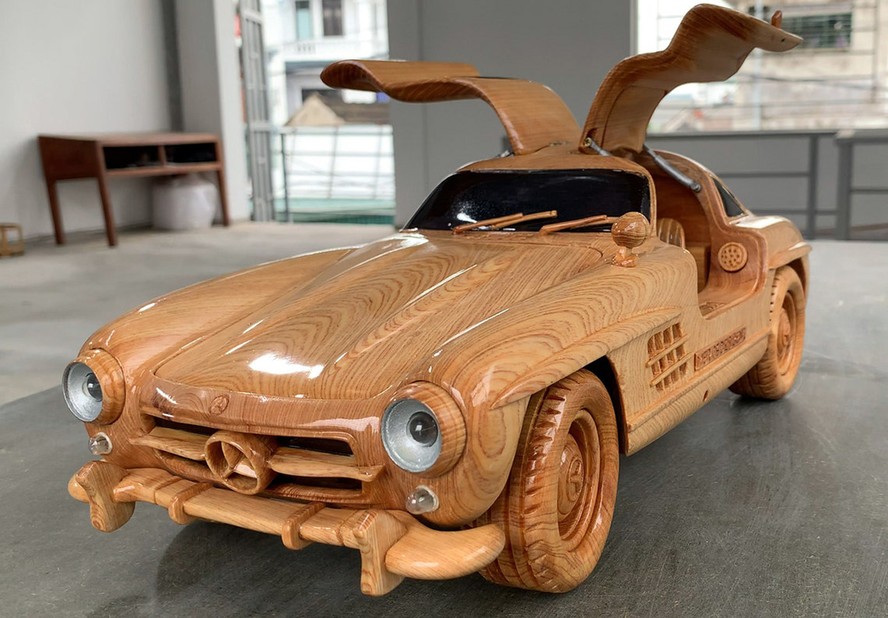 Mercedes-Benz 300 SL 'Asa de Gaivota' em madeira