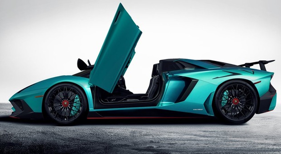 Lamborghini Aventador LP750-4 Superveloce Roadster aparece pela