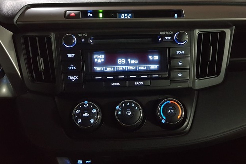 Central multimídia fica de fora da versão L, que conta com rádio de duas bandejas (Foto: Julio Cabral/Auto News Brasil) — Foto: Auto Esporte