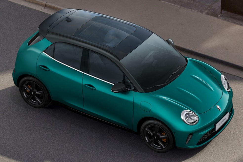 GWM Ora 03 Skin já vem com teto solar de série no Brasil, e com facelift poderá atualizar o conjunto de telas interativas da cabine — Foto: Reprodução/Kolesa Rússia