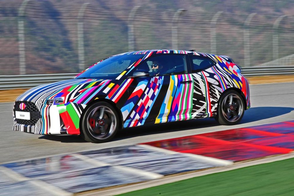 Nova geração do Hyundai Veloster foi mostrada com camuflagem na Coreia do Sul — Foto: Divulgação