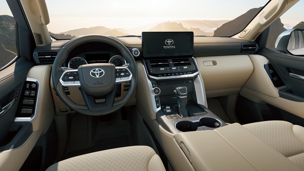 Toyota Land Cruiser tem interior com acabamento de interior nobre e muita eletrônica embarcada — Foto: Divulgação