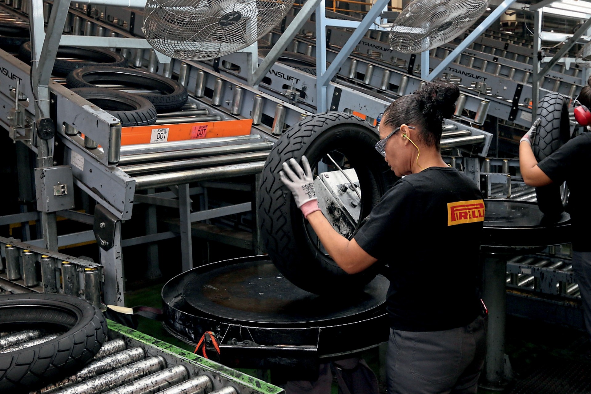 Da borracha ao carro: entenda as etapas da complexa fabricação de um pneu