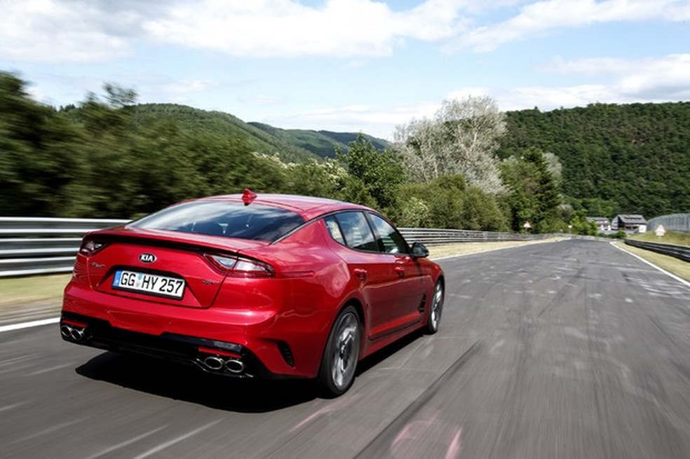 A traseira é imponente com tomadas de ar e quatro saídas de escapamento (Foto: Divulgação) — Foto: Auto Esporte